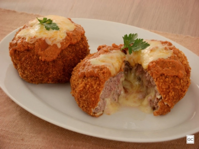 Polpetone recheado � parmegiana